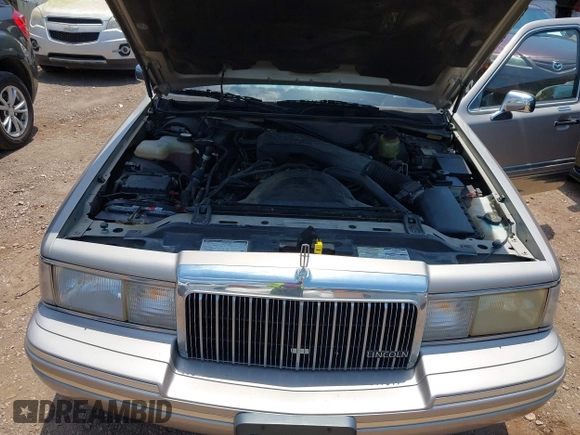 1994 Lincoln Town Car Signature z VIN 1LNLM82W2RY628475, wystawiony jako IAAI lot #42320445 z przebiegiem 107 346 mil mil oraz . Historia ofert i sprzedaży dostępna na DreamBid. Obrazek 10.
