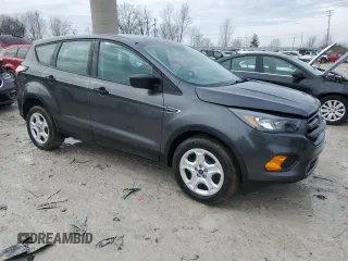 2018 Ford Escape S z VIN 1FMCU0F75JUD28557, wystawiony jako Copart lot #47191165 z przebiegiem 154 597 mil mil oraz Czysty tytuł • Clean title. Historia ofert i sprzedaży dostępna na DreamBid. Obrazek 4.