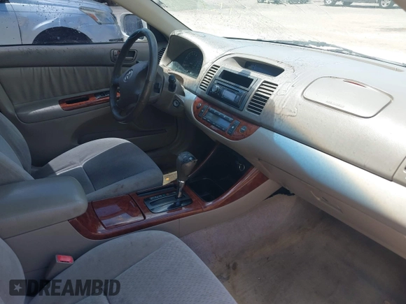 2002 Toyota Camry XLE z VIN 4T1BF32K42U035090, wystawiony jako IAAI lot #42250135 z przebiegiem 176 364 mil mil oraz . Historia ofert i sprzedaży dostępna na DreamBid. Obrazek 5.