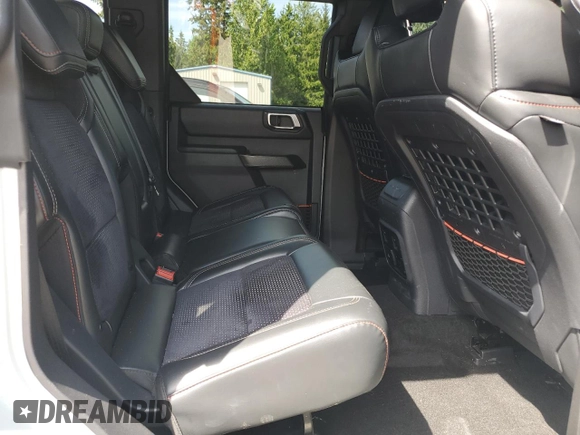 2023 Ford Bronco Raptor z VIN 1FMEE5JR7PLA93752, wystawiony jako Copart lot #57440075 z przebiegiem 33 549 mil mil oraz Szkody całkowita. Historia ofert i sprzedaży dostępna na DreamBid. Obrazek 11.