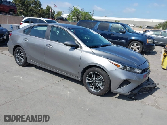 2024 Kia Forte LXS z VIN 3KPF24AD5RE759745, wystawiony jako IAAI lot #42101425 z przebiegiem 13 165 mil mil oraz . Historia ofert i sprzedaży dostępna na DreamBid. Obrazek 1.