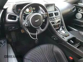 2021 Aston Martin DB11 V8 z VIN SCFRMFAW6MGL10668, wystawiony jako Copart lot #82569884 z przebiegiem 13 784 mil mil oraz Szkody całkowita. Historia ofert i sprzedaży dostępna na DreamBid. Obrazek 8.