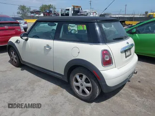 2009 MINI Hardtop z VIN WMWMF33569TU75508, wystawiony jako IAAI lot #42090523 z przebiegiem 247 856 mil mil oraz . Historia ofert i sprzedaży dostępna na DreamBid. Obrazek 3.