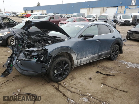 2024 Mazda CX-30 Premium z VIN 3MVDMBDY9RM712503, wystawiony jako Copart lot #44981225 z przebiegiem 3774 mil mil oraz Nie do naprawy • Non repairable. Historia ofert i sprzedaży dostępna na DreamBid. Obrazek 1.