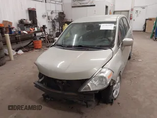 2008 Nissan Versa S z VIN 3N1BC11EX8L360197, wystawiony jako IAAI lot #41382985 z przebiegiem 79 656 mil mil oraz . Historia ofert i sprzedaży dostępna na DreamBid. Obrazek 2.