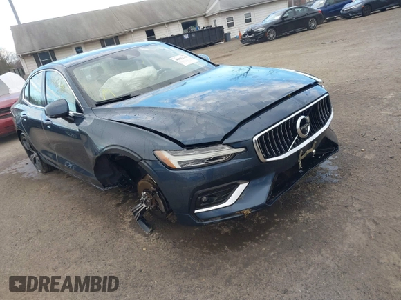 2019 Volvo S60 Inscription with VIN 7JRA22TL3KG002319, listed as a IAAI auction lot 40992140 with 44,095 mi miles. Bid and sale history available at carsss.com. Image 1.