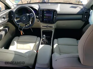 2023 Volvo XC40 Ultimate Bright Theme с VIN YV4L12UA5P2001018, выставлен на аукционе Copart как лот 44428554 с пробегом 7 463 миль миль и . История ставок и продаж доступна на DreamBid. Изображение 8.