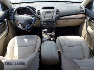 2014 Kia Sorento LX z VIN 5XYKT4A63EG434490, wystawiony jako Copart lot #57361795 z przebiegiem 146 278 mil mil oraz Czysty tytuł • Clean title. Historia ofert i sprzedaży dostępna na DreamBid. Obrazek 8.