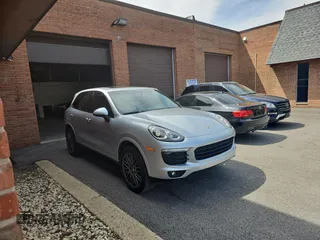2017 Porsche Cayenne z VIN WP1AA2A23HKA84570, wystawiony jako Copart lot #56338505 z przebiegiem 92 319 mil mil oraz Czysty tytuł • Clean title. Historia ofert i sprzedaży dostępna na DreamBid. Obrazek 1.
