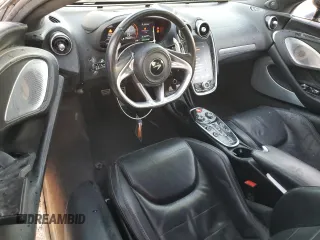 2022 McLaren GT z VIN SBM22GCA4NW001602, wystawiony jako Copart lot #83270334 z przebiegiem 33 668 mil mil oraz Tytuł czysty. Historia ofert i sprzedaży dostępna na DreamBid. Obrazek 8.