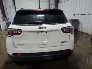 2019 Jeep Compass Altitude z VIN 3C4NJDBBXKT656785, wystawiony jako Copart lot #59485815 z przebiegiem 85 940 mil mil oraz Szkoda całkowita • Salvage title. Historia ofert i sprzedaży dostępna na DreamBid. Obrazek 6.