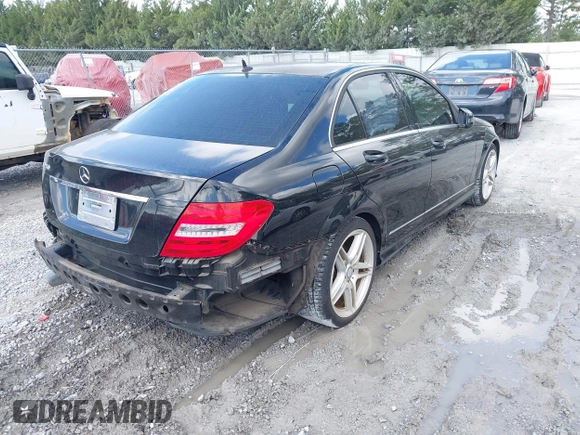 2014 Mercedes-Benz C 250 Sport z VIN WDDGF4HB0EA966267, wystawiony jako IAAI lot #42133802 z przebiegiem 62 494 mil mil oraz . Historia ofert i sprzedaży dostępna na DreamBid. Obrazek 4.