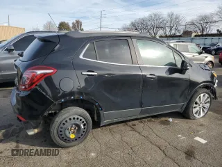 2020 Buick Encore Essence z VIN KL4CJGSB1LB044402, wystawiony jako Copart lot #78628684 z przebiegiem 64 651 mil mil oraz Szkody całkowita. Historia ofert i sprzedaży dostępna na DreamBid. Obrazek 3.