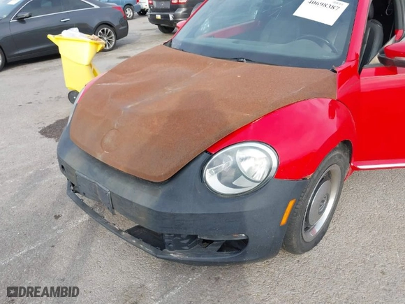 2012 Volkswagen Beetle 2.5L PZEV with VIN 3VWJP7AT0CM641164, listed as a IAAI auction lot 40698387 with 113,200 mi miles. Bid and sale history available at carsss.com. Image 6.