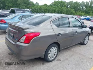2016 Nissan Versa S z VIN 3N1CN7AP2GL874174, wystawiony jako IAAI lot #42316199 z przebiegiem 126 507 mil mil oraz . Historia ofert i sprzedaży dostępna na DreamBid. Obrazek 4.