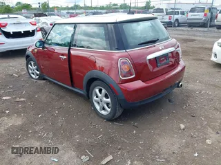 2009 MINI Hardtop z VIN WMWMF33599TW72771, wystawiony jako IAAI lot #42225326 z przebiegiem 94 014 mil mil oraz . Historia ofert i sprzedaży dostępna na DreamBid. Obrazek 3.