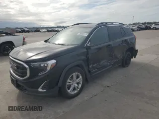 2021 GMC Terrain SLE z VIN 3GKALMEV8ML348911, wystawiony jako Copart lot #50995115 z przebiegiem 42 767 mil mil oraz Czysty tytuł • Clean title. Historia ofert i sprzedaży dostępna na DreamBid. Obrazek 1.