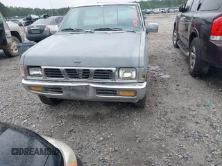 1996 Nissan Frontier XE z VIN 1N6SD11SXTC351243, wystawiony jako IAAI lot #42422568 z przebiegiem 265 304 mil mil oraz . Historia ofert i sprzedaży dostępna na DreamBid. Obrazek 6.