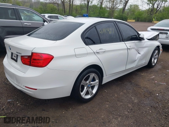 2015 BMW 3 Series 328i xDrive z VIN WBA3B3C58FF546547, wystawiony jako IAAI lot #42110427 z przebiegiem 90 872 mil mil oraz . Historia ofert i sprzedaży dostępna na DreamBid. Obrazek 4.