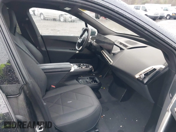 2024 BMW iX xDrive50 z VIN WB523CF00RCN76736, wystawiony jako IAAI lot #41162938 z przebiegiem 21 575 mil mil oraz . Historia ofert i sprzedaży dostępna na DreamBid. Obrazek 5.