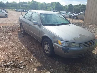1998 Toyota Camry LE z VIN 4T1BG22K5WU305215, wystawiony jako IAAI lot #42150240 z przebiegiem 228 278 mil mil oraz . Historia ofert i sprzedaży dostępna na DreamBid. Obrazek 1.