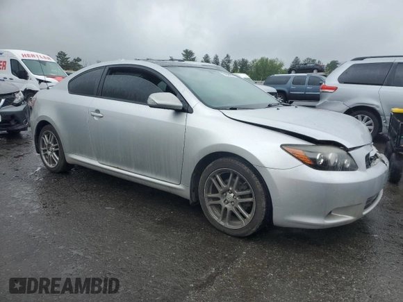 2008 Scion tC Spec z VIN JTKDE167280259526, wystawiony jako Copart lot #57526575 z przebiegiem 164 428 mil mil oraz Szkoda całkowita • Salvage title. Historia ofert i sprzedaży dostępna na DreamBid. Obrazek 4.