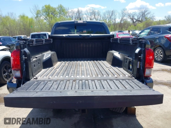 2018 Toyota Tacoma SR5 z VIN 3TMDZ5BN0JM051283, wystawiony jako IAAI lot #42008928 z przebiegiem 106 155 mil mil oraz . Historia ofert i sprzedaży dostępna na DreamBid. Obrazek 18.