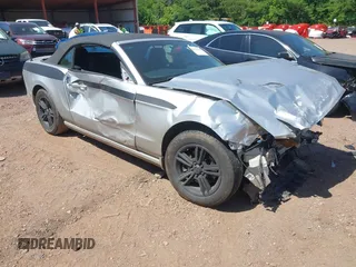 2014 Ford Mustang V6 z VIN 1ZVBP8EM9E5314011, wystawiony jako IAAI lot #42332004 z przebiegiem 133 361 mil mil oraz . Historia ofert i sprzedaży dostępna na DreamBid. Obrazek 1.