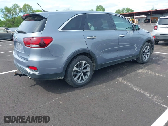 2020 Kia Sorento LX V6 with VIN 5XYPG4A53LG675755, listed as a IAAI auction lot 42070515 with 82,985 mi miles. Bid and sale history available at carsss.com. Image 4.