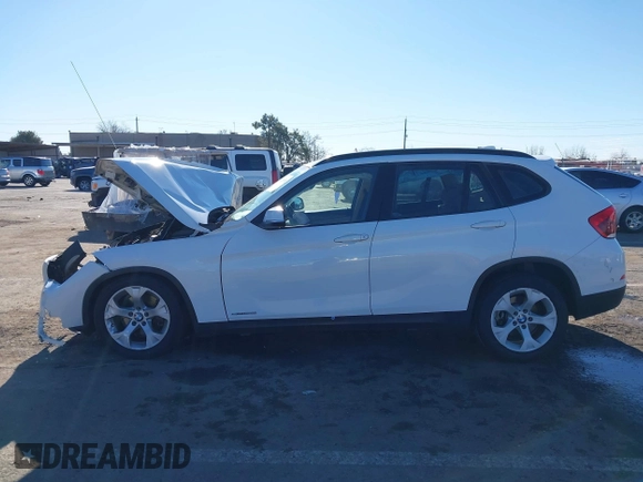 2015 BMW X1 sDrive28i z VIN WBAVM1C50FVZ94553, wystawiony jako IAAI lot #41321995 z przebiegiem Nie podano mil oraz . Historia ofert i sprzedaży dostępna na DreamBid. Obrazek 15.