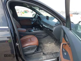 2019 Audi Q7 Premium Plus z VIN WA1LAAF71KD000972, wystawiony jako IAAI lot #42009446 z przebiegiem 37 237 mil mil oraz . Historia ofert i sprzedaży dostępna na DreamBid. Obrazek 5.