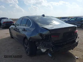 2021 BMW 3 Series 330i z VIN 3MW5R1J03M8B48135, wystawiony jako IAAI lot #41878583 z przebiegiem 33 719 mil mil oraz . Historia ofert i sprzedaży dostępna na DreamBid. Obrazek 3.