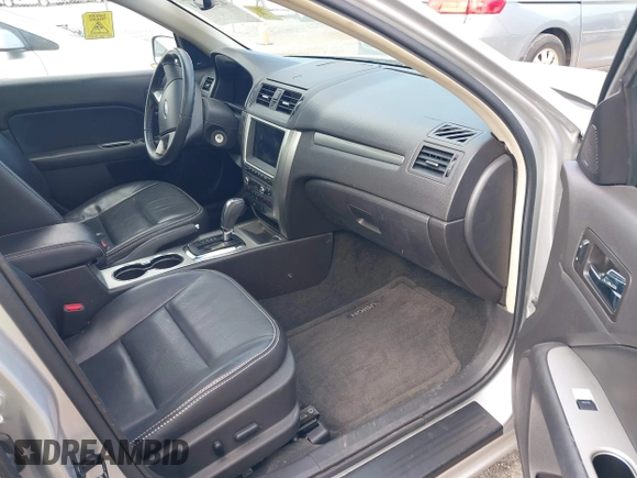 2011 Ford Fusion Hybrid z VIN 3FADP0L34BR208880, wystawiony jako IAAI lot #42432914 z przebiegiem 75 621 mil mil oraz . Historia ofert i sprzedaży dostępna na DreamBid. Obrazek 5.