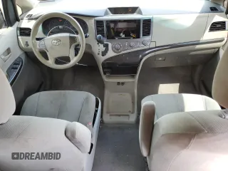 2012 Toyota Sienna z VIN 5TDKA3DCXCS010810, wystawiony jako Copart lot #54872735 z przebiegiem 188 973 mil mil oraz Szkoda całkowita • Salvage title. Historia ofert i sprzedaży dostępna na DreamBid. Obrazek 8.