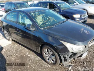 2014 Chevrolet Cruze LS z VIN 1G1PA5SG7E7294720, wystawiony jako IAAI lot #42121693 z przebiegiem Nie podano mil oraz . Historia ofert i sprzedaży dostępna na DreamBid. Obrazek 1.