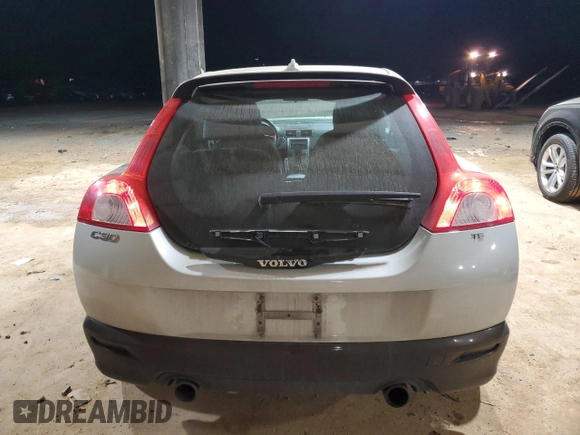 2008 Volvo C30 Version 1.0 z VIN YV1MK672882062861, wystawiony jako Copart lot #43579615 z przebiegiem 160 011 mil mil oraz Szkody całkowita. Historia ofert i sprzedaży dostępna na DreamBid. Obrazek 6.