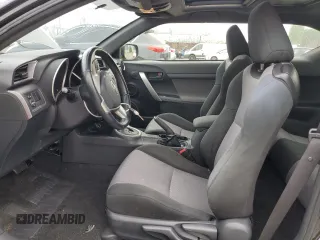 2015 Scion tC z VIN JTKJF5C75F3093123, wystawiony jako Copart lot #58414325 z przebiegiem 107 051 mil mil oraz Szkoda całkowita • Salvage title. Historia ofert i sprzedaży dostępna na DreamBid. Obrazek 7.