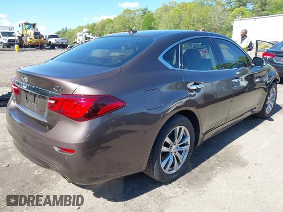 2015 Infiniti Q70 with VIN JN1BY1AR1FM560845, listed as a IAAI auction lot 42165981 with 75,767 mi miles and . Bid and sale history available at DreamBid. Image 4.