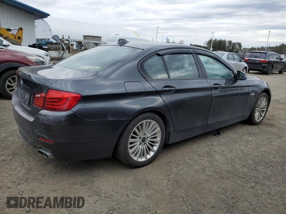 2011 BMW 5 Series 550i z VIN WBAFR9C58BC757285, wystawiony jako Copart lot #49104645 z przebiegiem 137 217 mil mil oraz Czysty tytuł • Clean title. Historia ofert i sprzedaży dostępna na DreamBid. Obrazek 3.