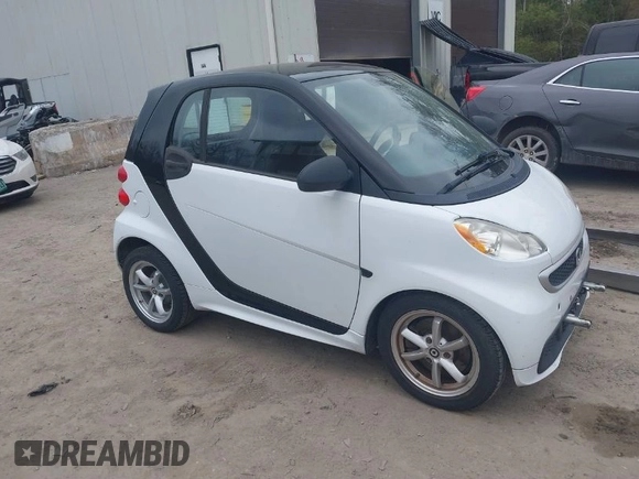 2014 Smart fortwo Pure with VIN WMEEJ3BA2EK779506, listed as a IAAI auction lot 42048566 with 26,102 mi miles and . Bid and sale history available at DreamBid. Image 1.