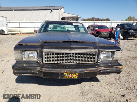 1979 Chevrolet Monte Carlo z VIN 1Z37H9D520488, wystawiony jako Copart lot #77283914 z przebiegiem 49 514 mil mil oraz Tytuł czysty. Historia ofert i sprzedaży dostępna na DreamBid. Obrazek 5.