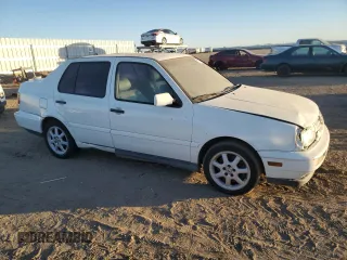 1998 Volkswagen Jetta z VIN 3VWTD81H1WM121112, wystawiony jako Copart lot #81733184 z przebiegiem 239 535 mil mil oraz Czysty tytuł • Clean title. Historia ofert i sprzedaży dostępna na DreamBid. Obrazek 4.