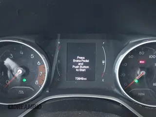 2019 Jeep Compass Altitude z VIN 3C4NJCBB7KT833187, wystawiony jako IAAI lot #41852079 z przebiegiem 73 949 mil mil oraz . Historia ofert i sprzedaży dostępna na DreamBid. Obrazek 7.