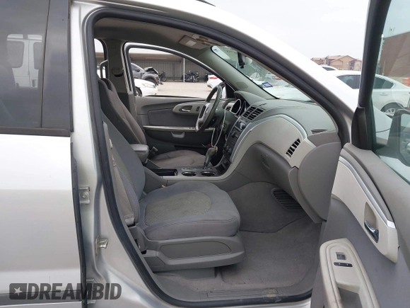 2012 Chevrolet Traverse LS z VIN 1GNKRFED2CJ354122, wystawiony jako IAAI lot #42267587 z przebiegiem 43 585 mil mil oraz . Historia ofert i sprzedaży dostępna na DreamBid. Obrazek 5.
