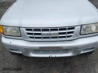 1998 Isuzu Rodeo S with VIN 4S2CM58W6W4375632, listed as a IAAI auction lot 41659797 with 195,732 mi miles. Bid and sale history available at carsss.com. Image 6.