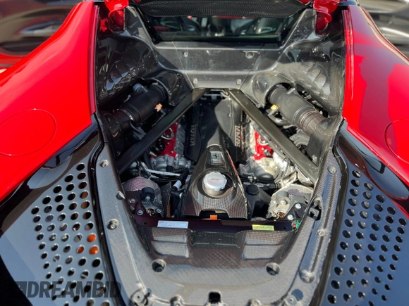 2021 Ferrari SF90 z VIN ZFF95NLA4M0265120, wystawiony jako Copart lot #61695715 z przebiegiem 5 300 mil mil oraz Szkoda całkowita • Salvage title. Historia ofert i sprzedaży dostępna na DreamBid. Obrazek 7.