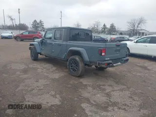 2024 Jeep Gladiator Sport z VIN 1C6HJTAG5RL127973, wystawiony jako IAAI lot #41248039 z przebiegiem 2 648 mil mil oraz . Historia ofert i sprzedaży dostępna na DreamBid. Obrazek 3.