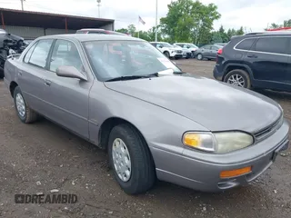 1995 Toyota Camry LE z VIN 4T1SK12E0SU634143, wystawiony jako IAAI lot #42274448 z przebiegiem 159 962 mil mil oraz . Historia ofert i sprzedaży dostępna na DreamBid. Obrazek 1.
