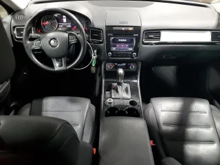 2014 Volkswagen Touareg Lux z VIN WVGEF9BP4ED006236, wystawiony jako Copart lot #47394505 z przebiegiem 85 179 mil mil oraz Szkoda całkowita • Salvage title. Historia ofert i sprzedaży dostępna na DreamBid. Obrazek 8.
