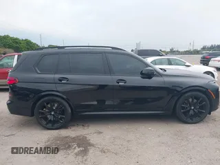 2024 BMW X7 xDrive40i z VIN 5UX23EM01R9V59412, wystawiony jako IAAI lot #41890300 z przebiegiem 11 867 mil mil oraz . Historia ofert i sprzedaży dostępna na DreamBid. Obrazek 13.